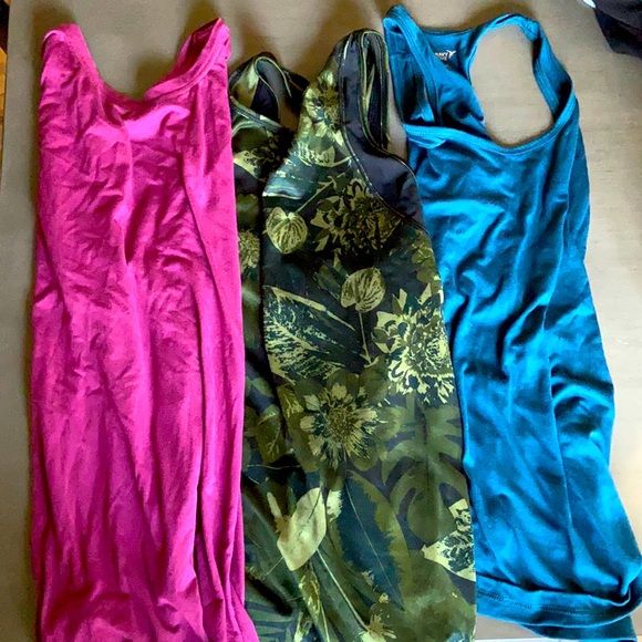 Old Navy Tops - 🚨Old Navy Workout Tank Bundle